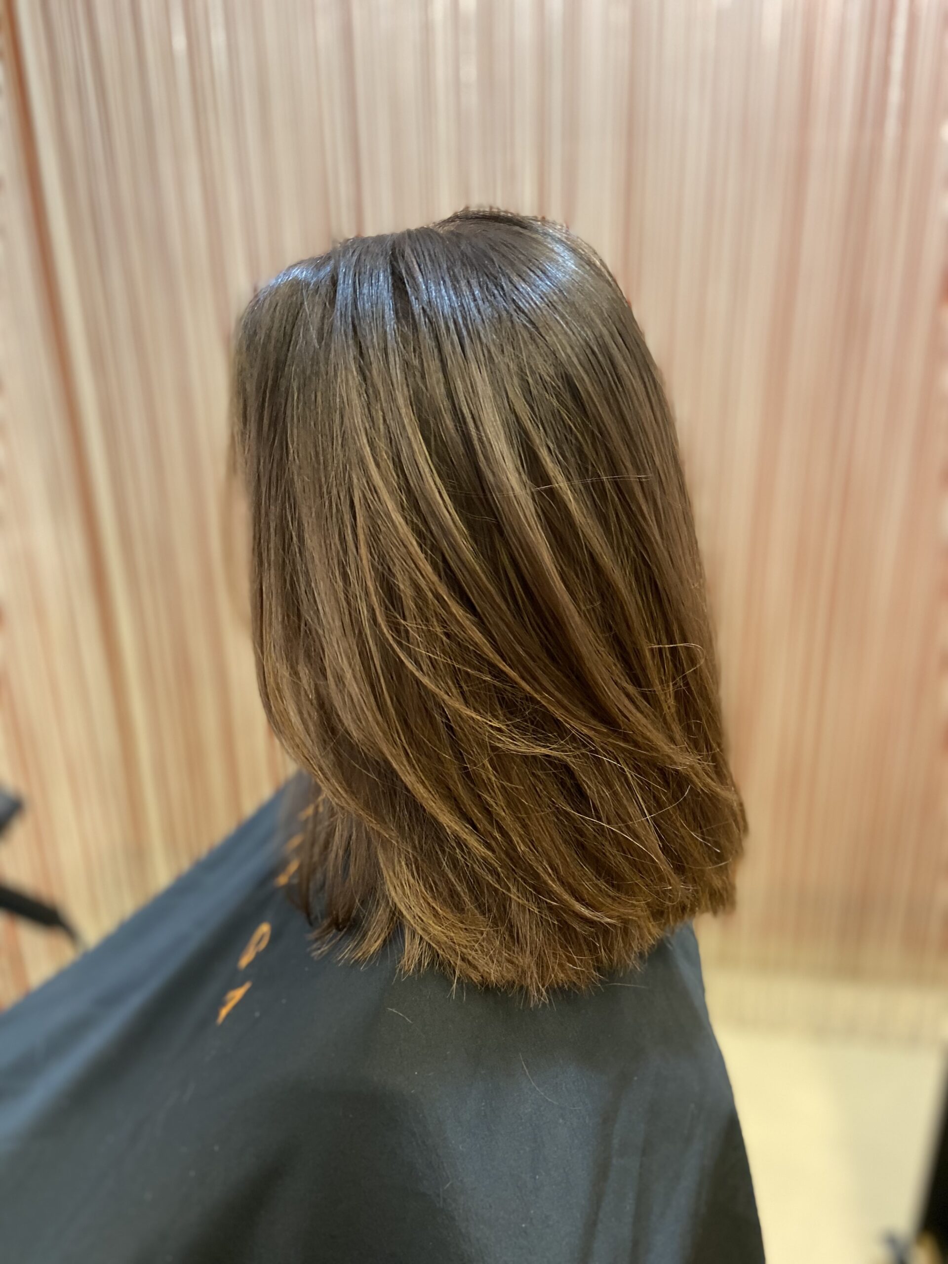 Axellångt resultatet på färg och klipp Salong Vivåga i Borås